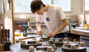 Ein Mann stellt in einem Atelier eine Form her.
