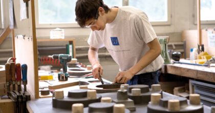 Ein Mann stellt in einem Atelier eine Form her.