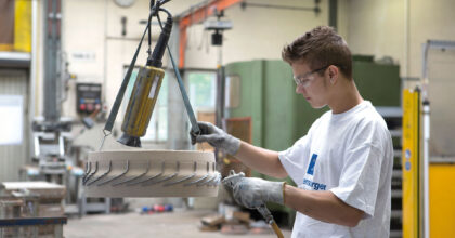 Ein Mann kontrolliert ein fertiges Gussteil.