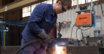 Ein Mann schweisst ein Metallteil.