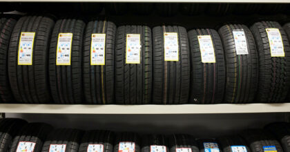 Autoreifen in verschiedenen Grössen sind in einem Regal aufgereiht.