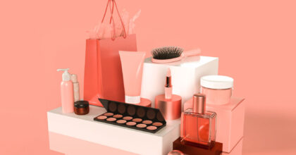 Auf einer spiegelnden Oberfläche stehen verschiedene Arten von Kosmetika.