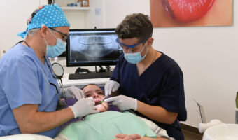 Ein Assistent hilft dem Zahnarzt bei der Behandlung eines Patienten.